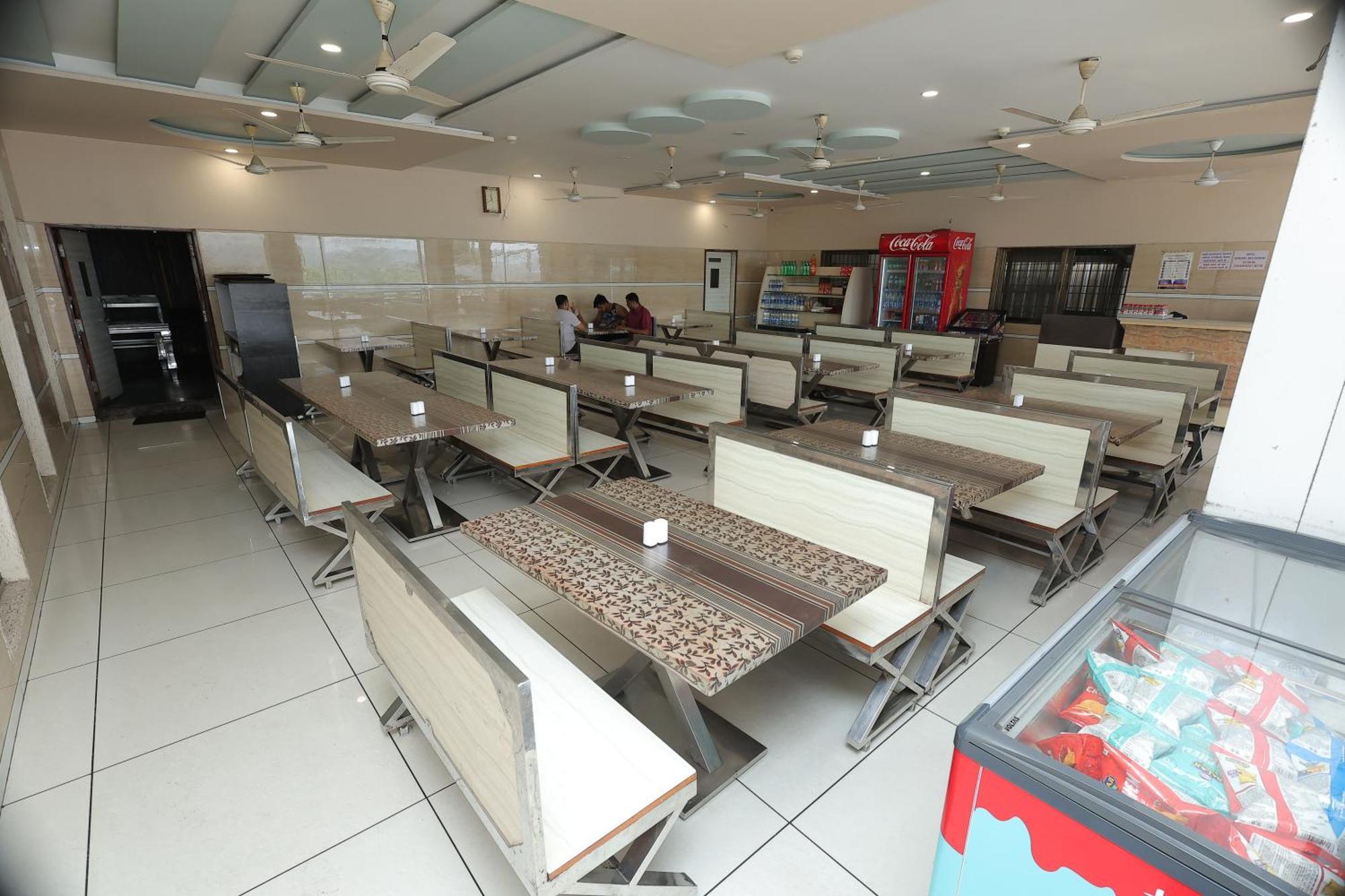 Hotel Horizon & Restaurant Сурат Экстерьер фото